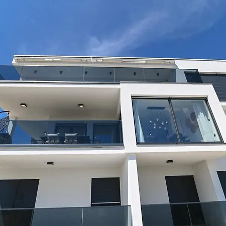 Luxury Bella Lela Τρογκίρ